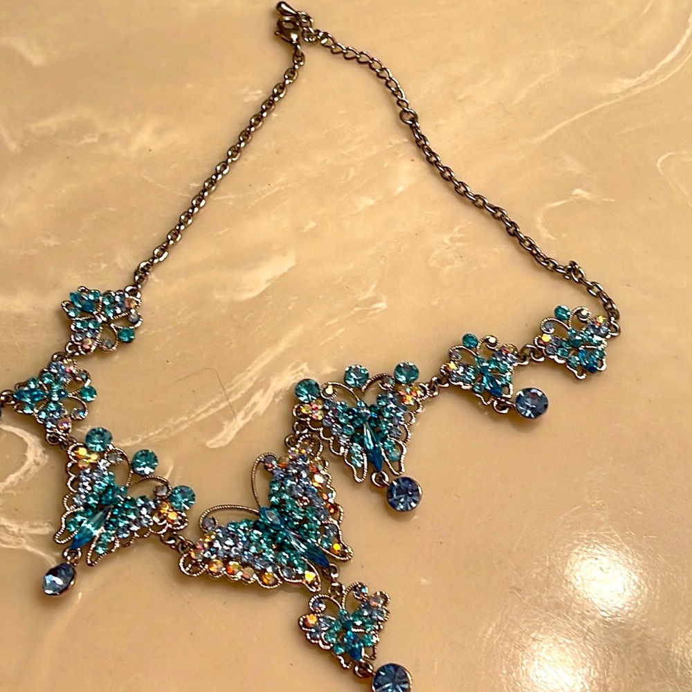 NWOT-Sparking Blue Rhinestone Necklace and Earrings Set